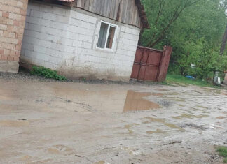 Strada Zăvoi din Săliște plină de gropi. Primarul promite că într-o lună vor încep lucrările de asfaltare