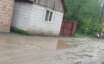 Strada Zăvoi din Săliște plină de gropi. Primarul promite că într-o lună vor încep lucrările de asfaltare