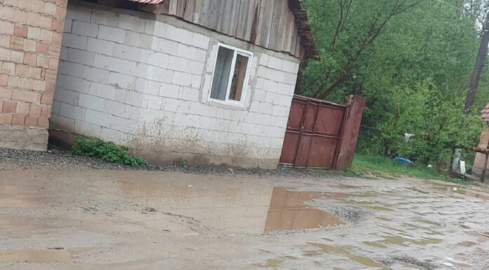 Strada Zăvoi din Săliște plină de gropi. Primarul promite că într-o lună vor încep lucrările de asfaltare